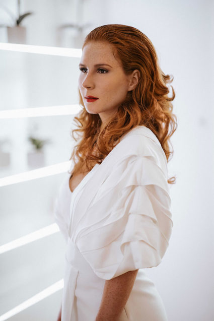poročna frizura lassana