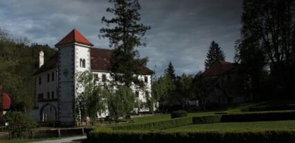 Polhograjska Graščina