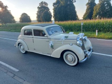 Doživite vožnjo z letnikom 1952 ali 1955 bela limuzina-popolno razmerjo med zunanjosto in razkošjem v notranjosti. Avto,ki bo pritegnila vse poglede ter vaju varno in udobno popelje na vajin najlepši dan. Izbere lahko med: -Mercedes 170DS Leto 1952 (panoramska streha), -Mercedes ponton 180 Leto 1955.