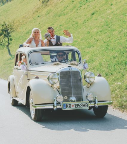 Doživite vožnjo z letnikom 1952 ali 1955 bela limuzina-popolno razmerjo med zunanjosto in razkošjem v notranjosti. Avto,ki bo pritegnila vse poglede ter vaju varno in udobno popelje na vajin najlepši dan. Izbere lahko med: -Mercedes 170DS Leto 1952 (panoramska streha), -Mercedes ponton 180 Leto 1955.