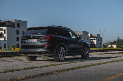 najem luksuznega vozila za poroko BMW X5 xDrive 50e