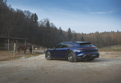 najem luksuznega vozila za poroko Porsche Taycan 4 Cross Turismo