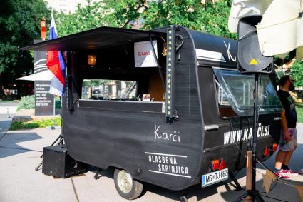 Karči - glasbena DJ skrinjica