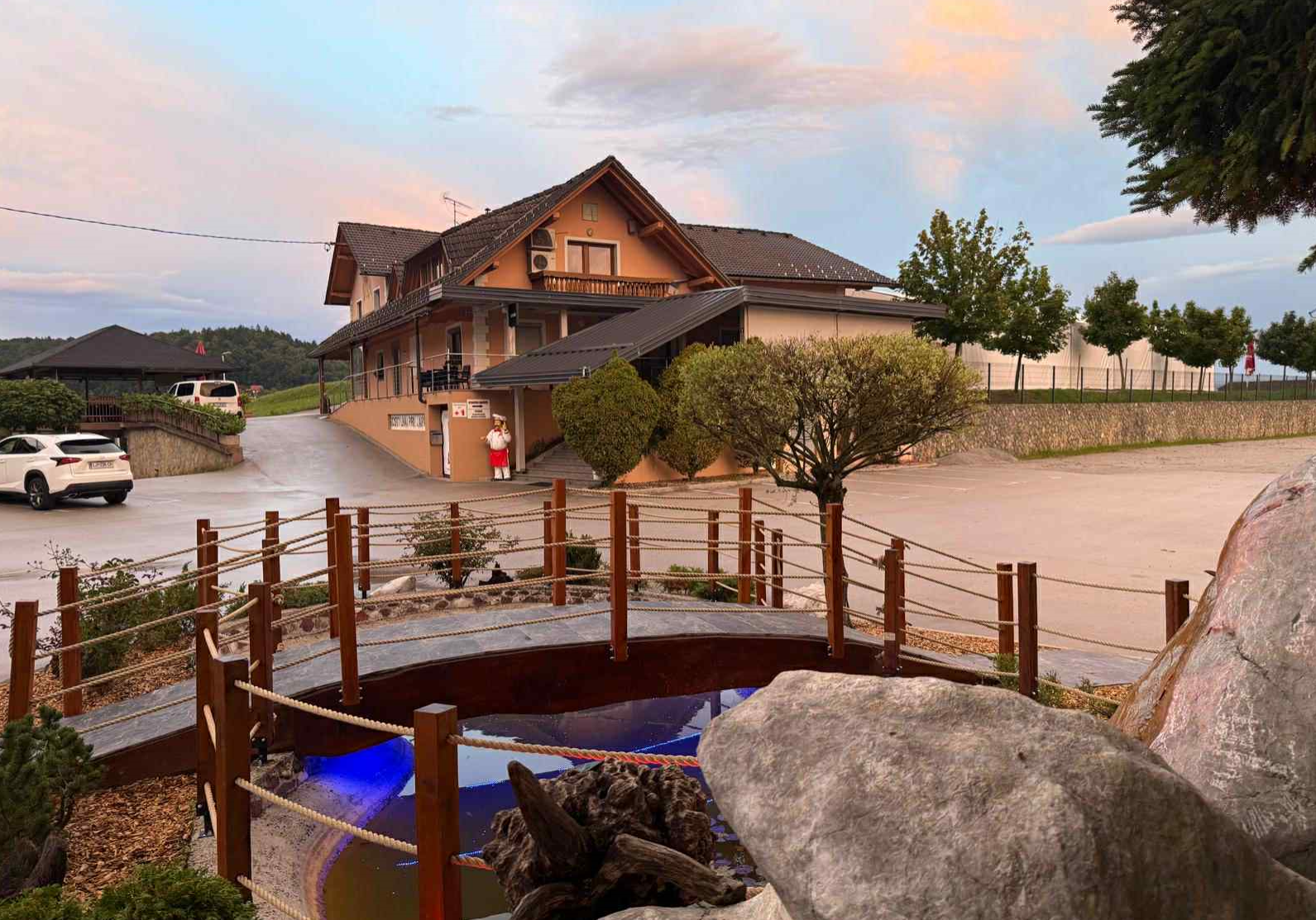 poroka v gostilni pri Japu