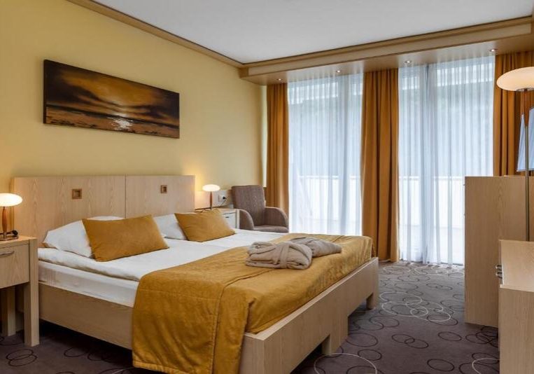 Običajno vključujejo več poveznih prostorov, balkon ali teraso, pogosto tudi dodatne udobnosti kot jacuzzi ali večja kopalnica – zato so to ena izmed najprijetnejših izbir za luksuznejše bivanje.