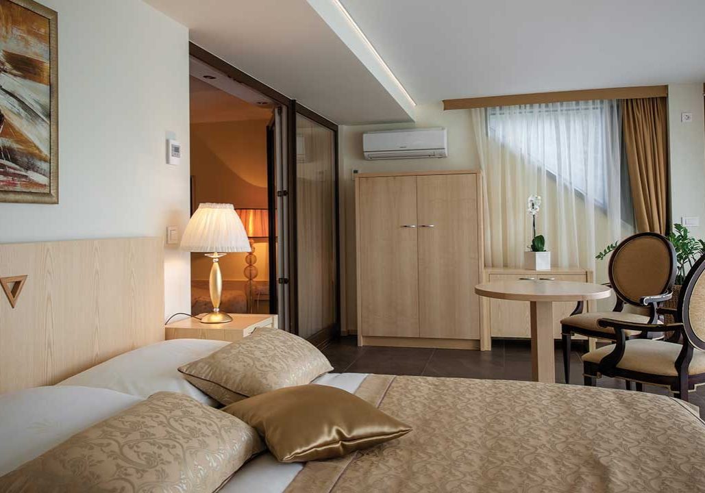 Običajno vključujejo več poveznih prostorov, balkon ali teraso, pogosto tudi dodatne udobnosti kot jacuzzi ali večja kopalnica – zato so to ena izmed najprijetnejših izbir za luksuznejše bivanje.