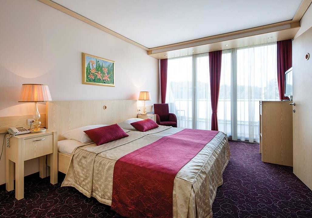 Običajno vključujejo več poveznih prostorov, balkon ali teraso, pogosto tudi dodatne udobnosti kot jacuzzi ali večja kopalnica – zato so to ena izmed najprijetnejših izbir za luksuznejše bivanje.