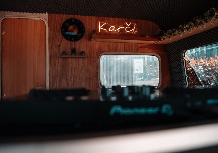 Karči - glasbena DJ skrinjica
