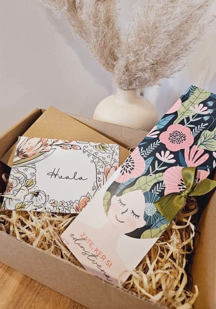 Včasih besede niso dovolj – zato jih pove zgodba, zapakirana z občutkom. Naši unikatni darilni paketi so ustvarjeni z mislijo na lepoto, nežnost in posebne trenutke, ki si zaslužijo nekaj več. Vsako darilo je skrbno sestavljeno, osebno in prefinjeno – od izbire barv in vonjev, do drobnih detajlov, ki v sebi nosijo čar topline in pozornosti. Naj gre za rojstni dan, obletnico, poroko ali preprosto zahvalo, z darilom Vani Glam podariš nekaj iskrenega – trenutek razvajanja, dotik elegance in občutek, da je bilo ustvarjeno prav zanjo. Vsak paket lahko prilagodimo tvojim željam – izberi izdelke, vonje, barve in sporočilo, ki bo povedalo tvojo zgodbo. Ker je pravo darilo tisto, ki nosi del tebe.