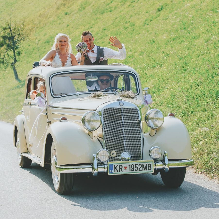 Doživite vožnjo z letnikom 1952 ali 1955 bela limuzina-popolno razmerjo med zunanjosto in razkošjem v notranjosti. Avto,ki bo pritegnila vse poglede ter vaju varno in udobno popelje na vajin najlepši dan. Izbere lahko med: -Mercedes 170DS Leto 1952 (panoramska streha), -Mercedes ponton 180 Leto 1955.