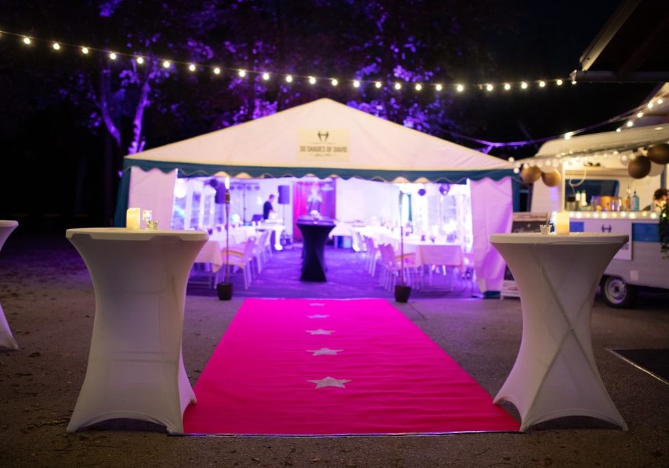 Naj vajin poročni dan ne konča z obredom – praznujta do jutranjih ur, obdana z glasbo, smehom in ljubeznijo. Vsak trenutek postane nepozaben spomin, ki ga bosta nosila v srcu.